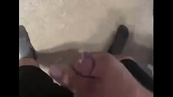GORDITO CACHONDO SE SACA LA LECHE...