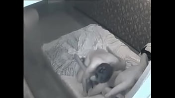 Drei im dunklen Muster-Bett-Chaos