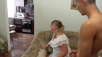 Busige Russin wird auf Couch hart gefickt