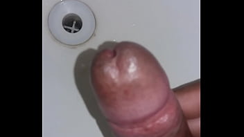 Garoto de progama batendo uma punheta bem gostoso no banheiro