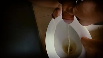 Big and fat dick wanted to pee in the girl039_s mouth, but the toilet is better suited for this