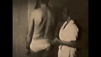 Stiefmutter, die Stiefsohn mit Busen und Lust verführt