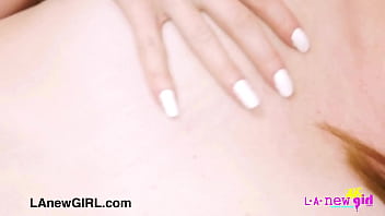 Kissen-Queen: Nackt im Scheinwerferlicht