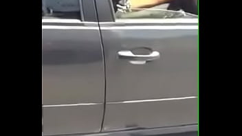 Video safada batendo siririca no carro na rodovia