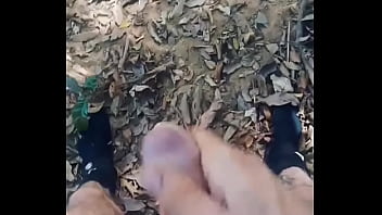 Gozando na beira do rio