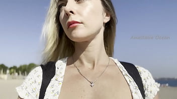 Blondes M&auml;dchen zeigt Br&uuml;ste am &ouml;ffentlichen Strand&period; Downbluse