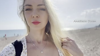 Blondes M&auml;dchen zeigt Br&uuml;ste am &ouml;ffentlichen Strand&period; Downbluse