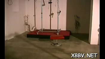 Fesselte Sehnsucht: Pralle Rundungen im Bondage-Dunkel