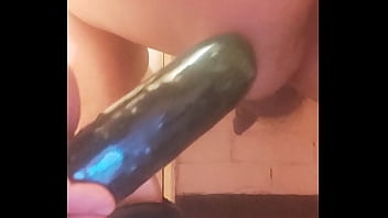 Gordo pasivo gay squirt con pepino