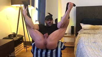 Homem musculoso jorrando porra de seu cuzinho largo