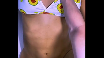 La mejor amiga y el infiel se miraron con deseo mientras sus manos se tocaban, y terminaron en su habitación.