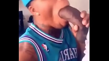 Tiguere se chupa un tremendo guevo