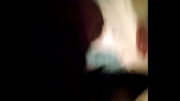 Nackte Beute im Halbdunkel