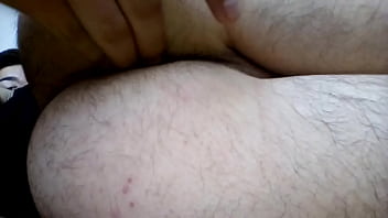 Este Gay Se Divierte Con Sus Dedos...