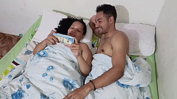 Tuve sexo genial con mi cuñada, que tiene un culo enorme. La invité a ver una película y terminé follándome su jugoso coño.