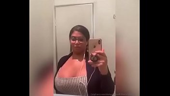 Negra hermosa en el tren...