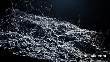 Горячие милашки-лесбиянки обрызганы мочой и сквиртуют из мокрых вагин