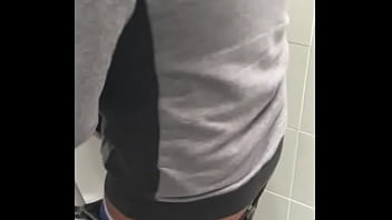 exhib au chiottes.MP4