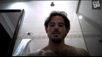 Gostosão se exibindo no banheiro