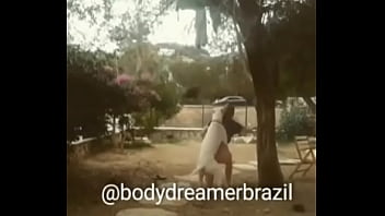 Mulher vacilou e o cachorro comeu o cu dela enquanto ela estava tentando se alevanta e caiu de 4 e o dogmal meteu com força no cu da piruá. #Regra dos 3 segundos.