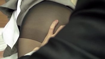 お互いにスーツ姿で外が明るいうちから激しく絡み合う2人