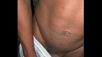 VI O BOYZINHO CATANDO LIXO COM A PICA MARCANDO E SURGIR JUNTO NELE