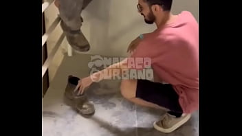 Homem de Minas Gerais sai às ruas e cheira chulé de um monte de homens. Principalmente os sapatões dos trabalhadores