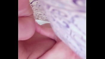 Brillenträgerin: Webcam-Orgie im Bettlicht