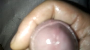 Massageando minha rola melada...