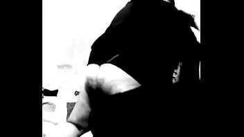 Papi argentino despierta y  llena de leche a su hijo