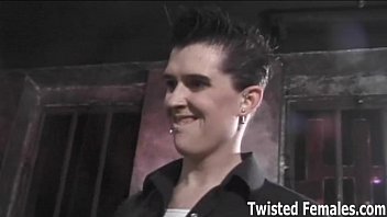 Ketten-Gehorsam: Lederdominanz der Chefin