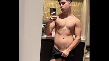 Boy Marrento Batendo Punheta No Espelho...