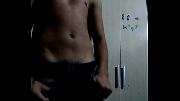 Loirinho Tirando A Camisa E Mostrando Tudo...