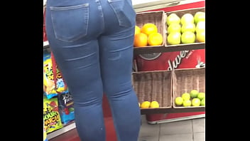 Bigass Junger Nerdiger Typ In Engen Jeans