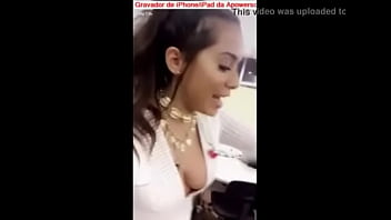 Anitta pagando peitinho