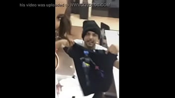 Anitta pagando peitinho