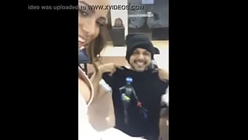 Anitta pagando peitinho