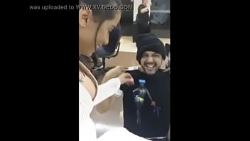 Anitta pagando peitinho