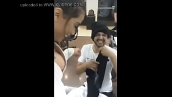 Anitta pagando peitinho