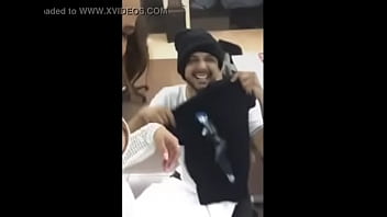 Anitta pagando peitinho