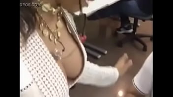 Anitta pagando peitinho