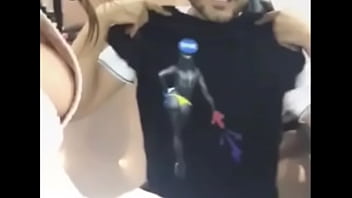 Anitta pagando peitinho