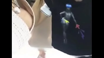 Anitta pagando peitinho