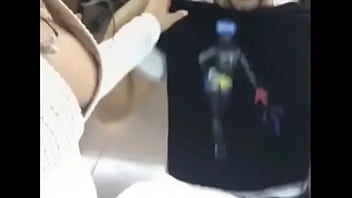 Anitta pagando peitinho