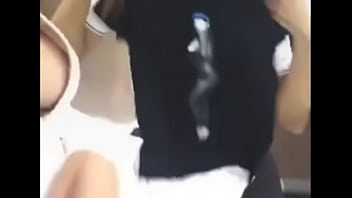 Anitta pagando peitinho