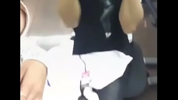 Anitta pagando peitinho