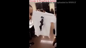 Anitta pagando peitinho