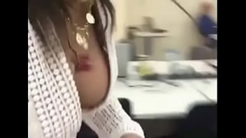 Anitta pagando peitinho