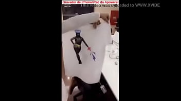 Anitta pagando peitinho