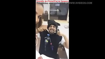 Anitta pagando peitinho